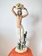 Lladró - Salvador Debón - Statue, Inheemse vrouw met een