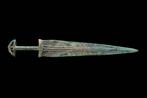 West-Aziatisch Bronzen dolk met halvemaanvormige pommel