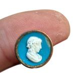 Minuscule et curieux bouton victorien en or jaune, serti