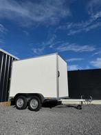 Nieuwe ongeremde gesloten aanhangwagen, Ophalen