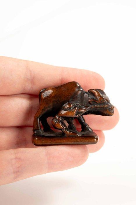 Een boxwood netsuke afgebeeld met een os en een boer -, Antiek en Kunst, Antiek | Overige Antiek