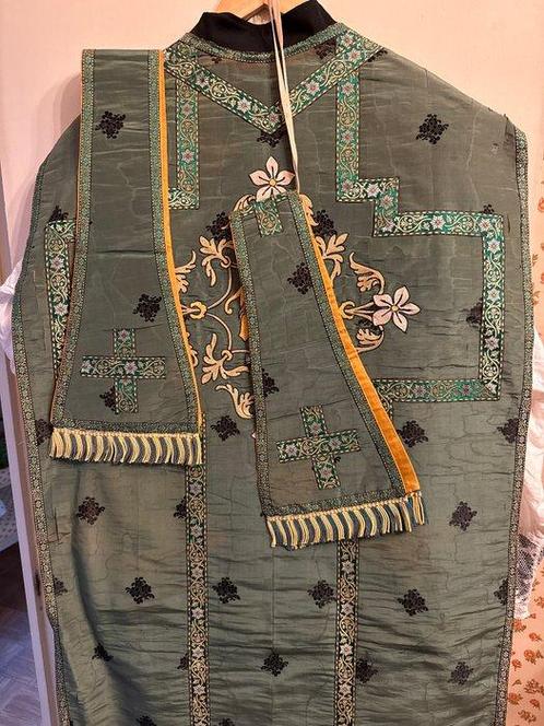 Romeinse chasuble - Borduursel, orfroi, moiré galon - Antiek, Antiek en Kunst, Kunst | Niet-Westerse kunst