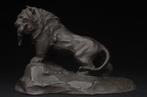 Bronze - Ryuzan - Très bel okimono de lion chassant un