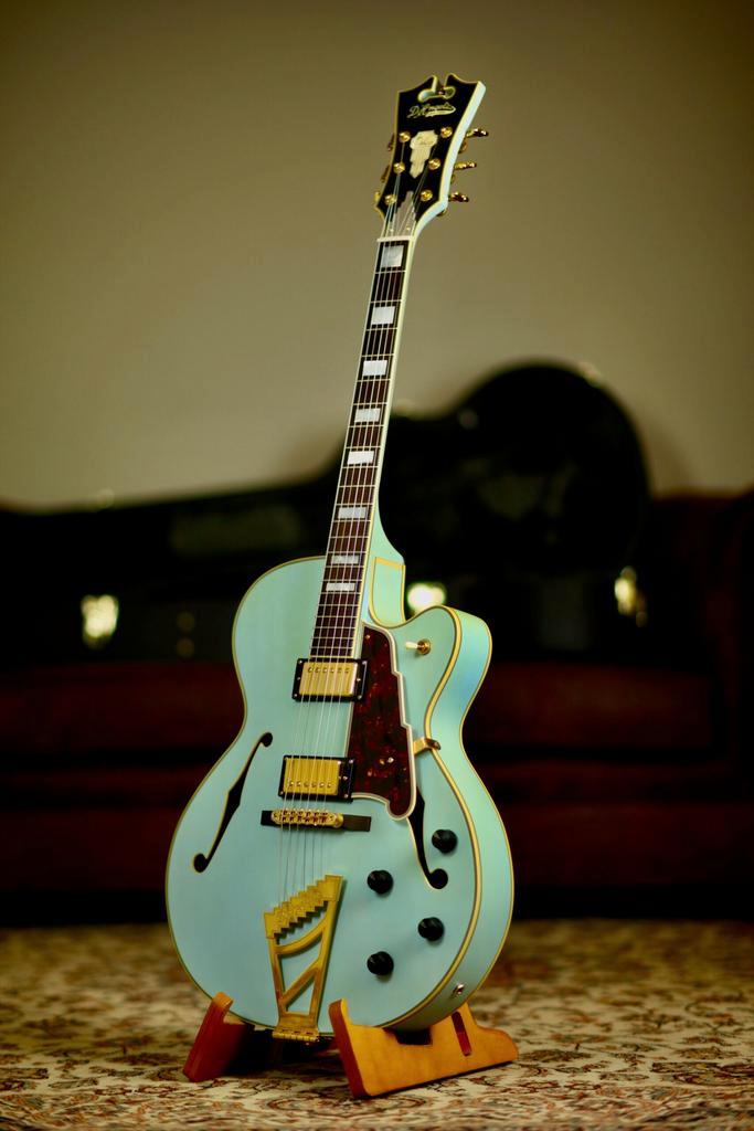 DAngelico Deluxe Discontinued 2017 | Matte Powder Blue, Musique & Instruments, Instruments à corde | Guitares | Électriques, Envoi