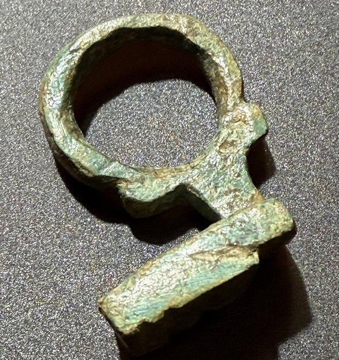 Oud-Romeins Brons Klassieke sleutelhanger in uitstekende en, Antiek en Kunst, Antiek | Overige Antiek