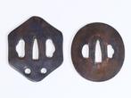 Tsuba-paar – ronde koperen Tsuba (118 g) en zeshoekige, Antiek en Kunst