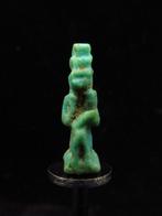 Oud-Egyptisch Faience Amulet van godin Isis die Horus voedt.