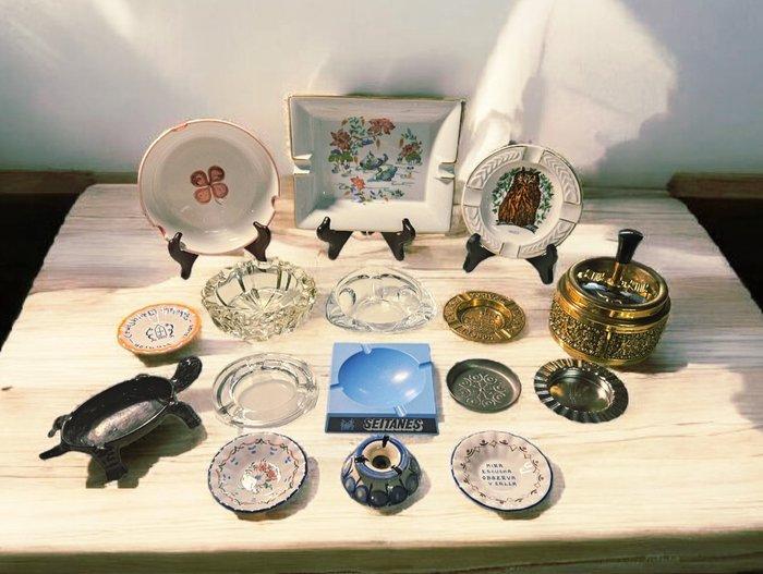 Themacollectie - Set van 16 vintage asbakken – keramiek,, Antiek en Kunst, Antiek | Speelgoed