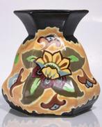 Domburg Keramiek - Vase - De forme hexagonale avec un design, Antiek en Kunst