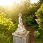 Beeld, Statua raffigurante una fanciulla nuda che posa su, Antiek en Kunst