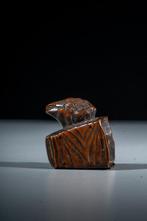 Een netsuke van buxushout met een kikker die op een, Antiek en Kunst