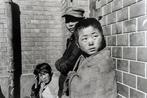 Werner Bischof/Magnum. - Refugee with G.Is at Pusan train, Antiquités & Art