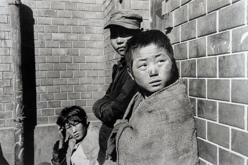 Werner Bischof/Magnum. - Refugee with G.Is at Pusan train, Antiquités & Art, Art | Peinture | Moderne