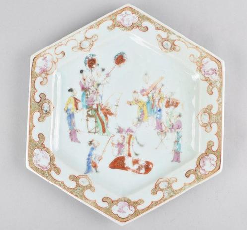 Bord - A LARGE CHINESE FAMILLE ROSE DISH DECORATED WITH, Antiek en Kunst, Antiek | Overige Antiek
