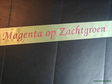 Zachtgroen lint 45 mm met magenta opdruk +/- 50cm. - eigen