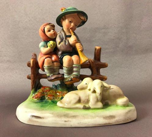 M.I.Hümmel voor Goebel - Figurine - Kinderen op hek met, Antiek en Kunst, Curiosa en Brocante