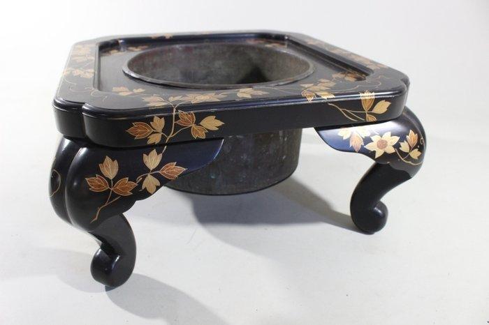 Kurourushinuri Daimyo Hibachi met Gold Makie : E3-64 - Japan, Antiek en Kunst, Antiek | Overige Antiek