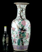 Een monumentale (61 cm) Chinese famille rose Pauw