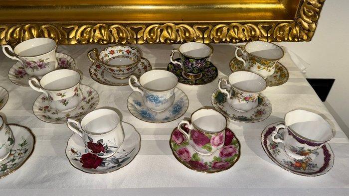 Royal Albert - Kop en schotel (30) - Beenderporselein - 15, Antiek en Kunst, Antiek | Meubels | Tafels