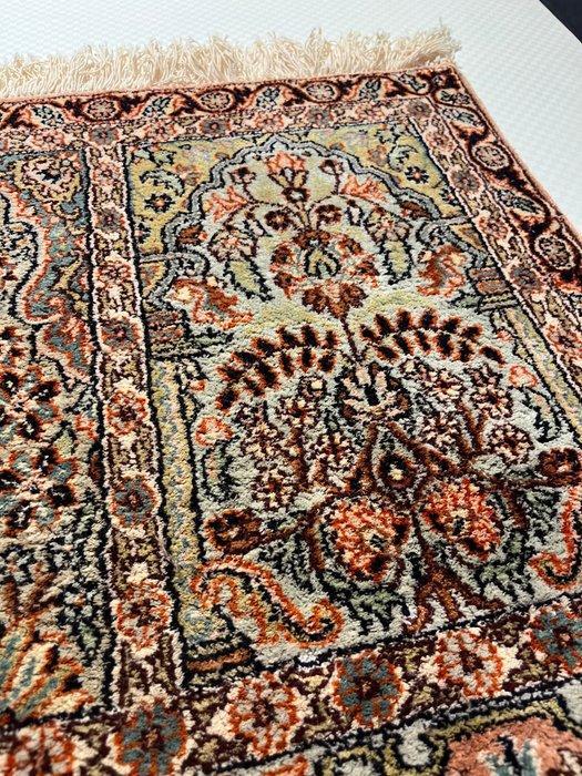 Central Silk Board Ministry of Textiles Government of India, Huis en Inrichting, Stoffering | Tapijten en Vloerkleden