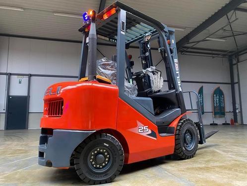 Betaalbare dsl heftuck 2,5 HELI met Kubota motor Tripl. 5,4m, Zakelijke goederen, Machines en Bouw | Heftrucks en Intern transport