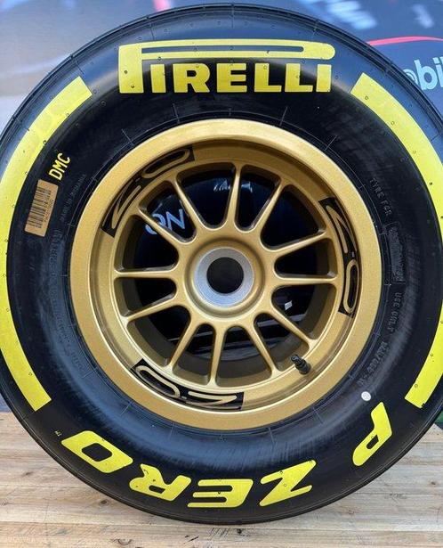 Pneu complet sur la roue - Formule 1 - Pirelli - O.Z *** NO, Verzamelen, Automerken, Motoren en Formule 1