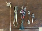 Figurine - Diverse nar-gerelateerde attributen, o.a. 20, Antiek en Kunst
