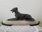 Sculpture, Liggende Hond op marmeren sokkel (B54,5cm) - 22, Antiek en Kunst