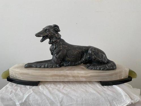 Sculpture, Liggende Hond op marmeren sokkel (B54,5cm) - 22, Antiek en Kunst, Kunst | Designobjecten