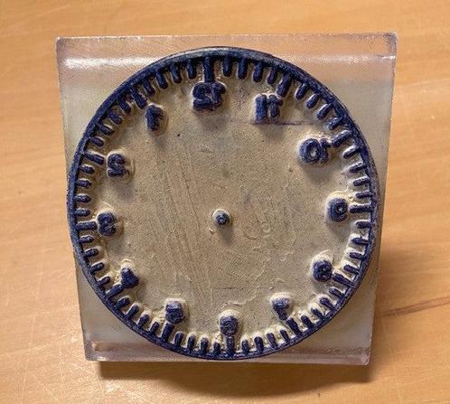 Vintage stempel leren klokkijken met kunststof houder, Livres, Livres scolaires, Envoi
