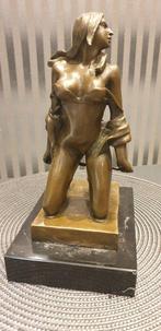 Nick - Beeld, A dominatrix kneeling. - 26 cm - Gepatineerd