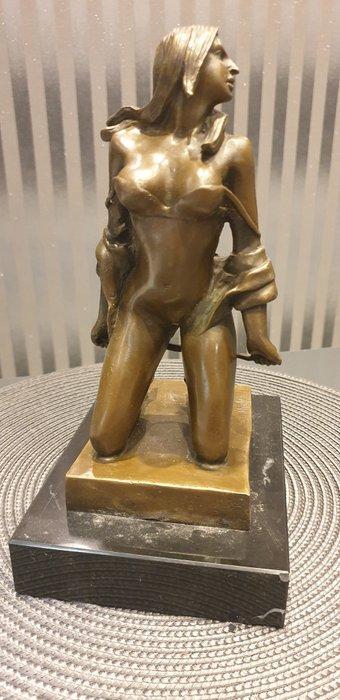 Nick - Beeld, A dominatrix kneeling. - 26 cm - Gepatineerd