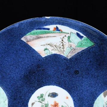 Plat - Grande coupe bleu poudré aux émaux de la Famille