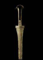 Luristan - Zwaard van brons met brede centrale nervuur en, Antiek en Kunst