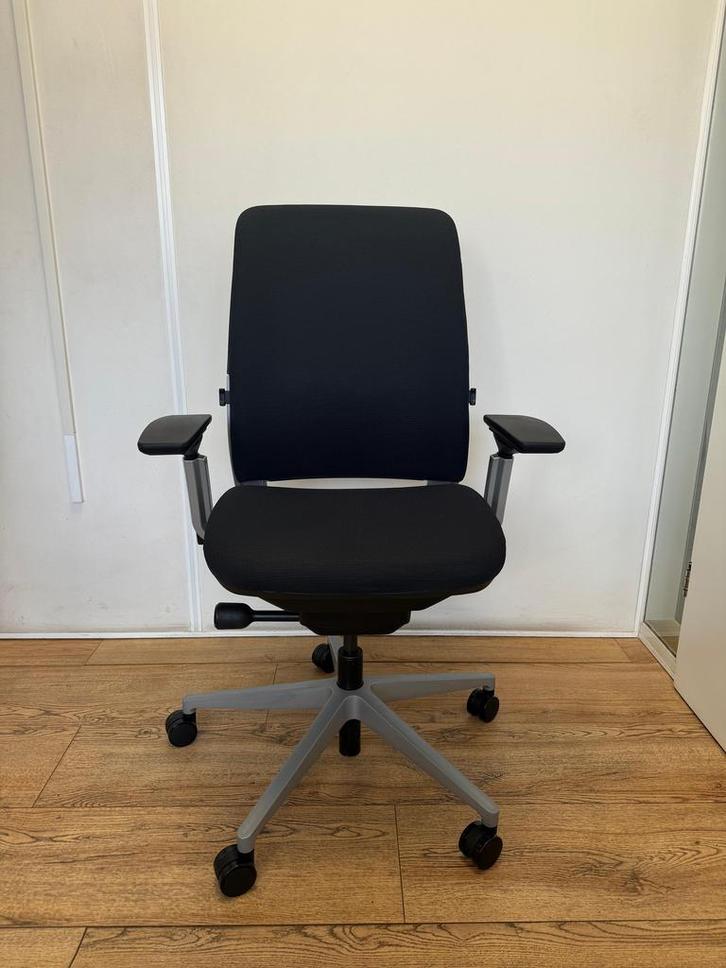Steelcase Amia Grijs/Zwart - Refurbished Bureaustoel, Huis en Inrichting, Bureaustoelen, Bureaustoel, Zwart, Zo goed als nieuw