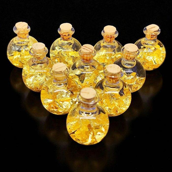 Boots met 22K geelgoud. 10 exemplaren met klein doosje.- 10, Verzamelen, Mineralen en Fossielen