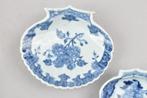Schotel (2) - TWO CHINESE BLUE AND WHITE SHELL DISHES -, Antiek en Kunst