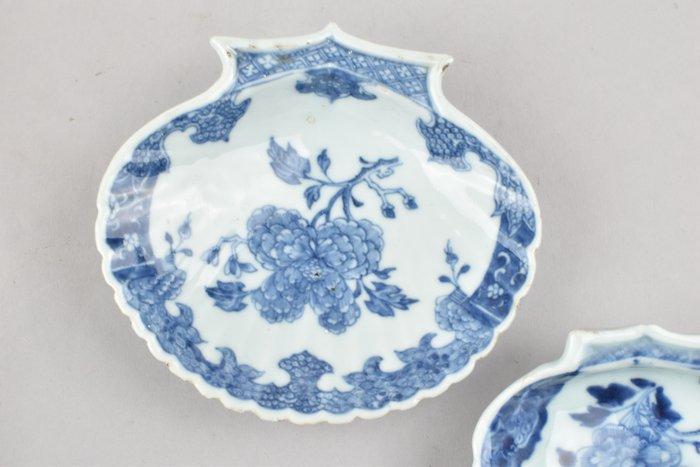 Schotel (2) - TWO CHINESE BLUE AND WHITE SHELL DISHES -, Antiek en Kunst, Antiek | Overige Antiek