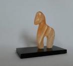 Beeldje - Aiyanar paardje op een zwarte Belgisch hardsteen, Antiek en Kunst, Curiosa en Brocante