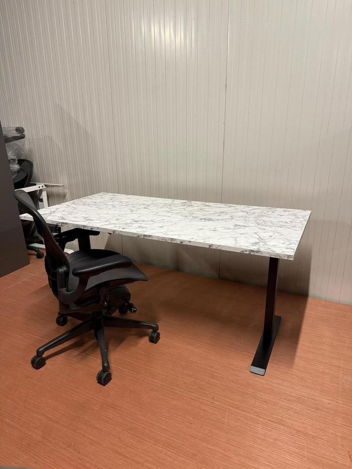 Nieuw Zit Sta Bureau Met Uniek Marmer Bureaublad, Huis en Inrichting, Bureaus, Stabureau, Nieuw, Elektrisch, In hoogte verstelbaar