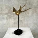 sculptuur, SWALLOW FLY DOWN ON STAND - 26 cm - Verguld
