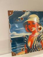 Art Deco Riviera stijl emaille bord – vrouw aan zee – Franse, Antiek en Kunst, Curiosa en Brocante
