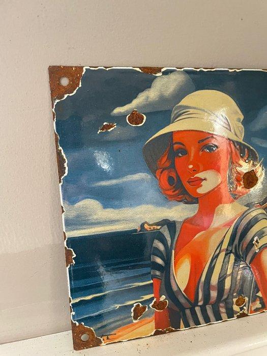 Art Deco Riviera stijl emaille bord – vrouw aan zee – Franse, Antiek en Kunst, Curiosa en Brocante