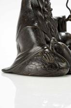 Brons - Een uitstekende gepatineerde bronzen okimono van, Antiek en Kunst