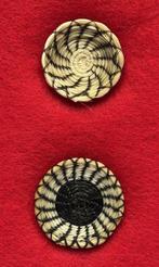 2 miniatuurkörben van paardenhaar in de vitrinekast (zelden)