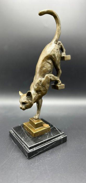 Beeldje - Bronzen kat die van de trap loopt. - Brons,, Antiek en Kunst, Curiosa en Brocante