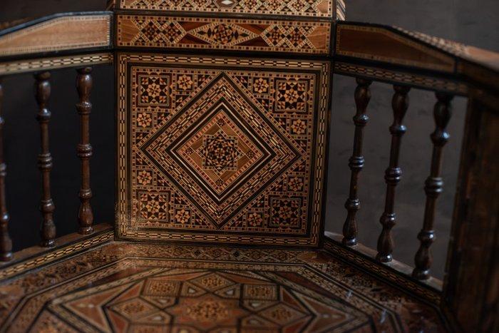 Handgemaakte stoel ingelegd met rijk gedecoreerd met, Antiek en Kunst, Kunst | Niet-Westerse kunst