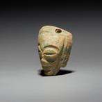 Mixteken, Mexico Jade Hanger in de vorm van een masker. 800