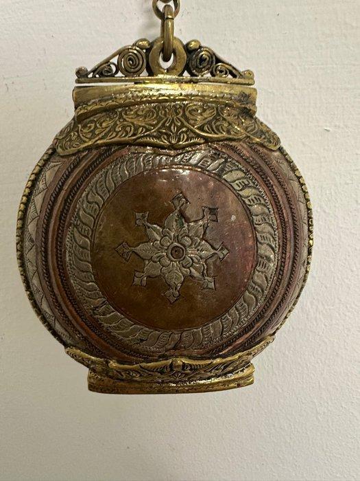 Doos voor betelnutkalk (Killotaya) - Messing, Koper - Sri, Antiek en Kunst, Kunst | Niet-Westerse kunst