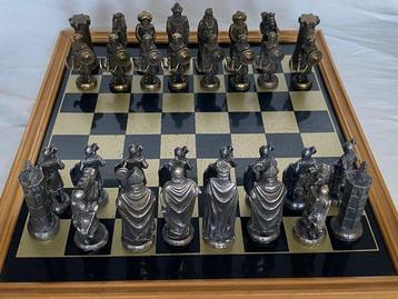Schaakspel - Vintage spel - Bronzen legering figuren en beschikbaar voor biedingen